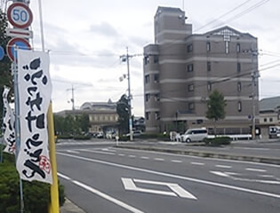 一つ目の交差点を右折します（今、車が出ようとしている5階建てマンションがある所。以前はこの角にセブンイレブンがありました）