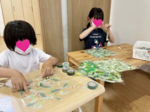 マステアートを制作する子供達②