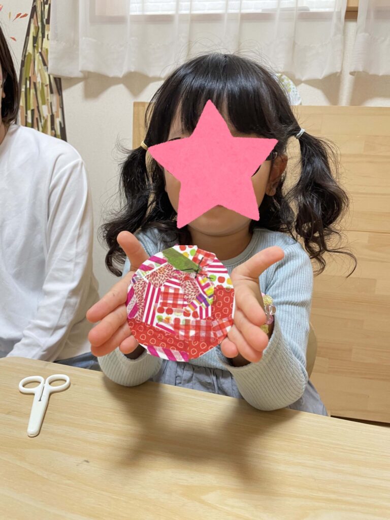 完成したマステアートと写真に写る女の子