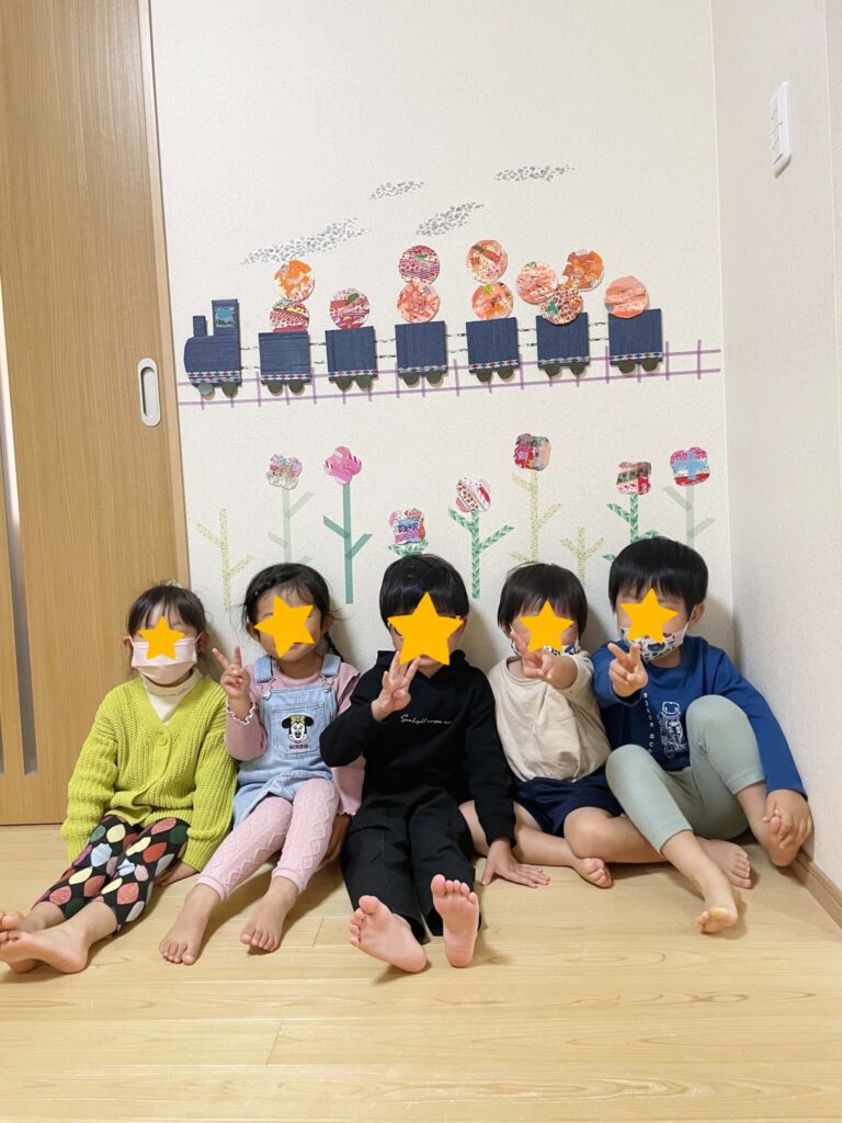 完成したマステアートと写真に写る子ども達