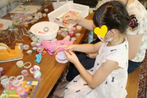 プラスチック容器にマステを貼る女の子