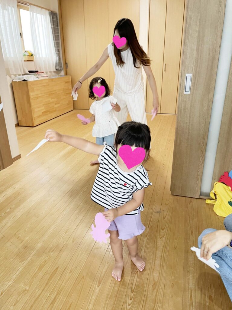 身体で海を表現する子ども達とお母さん