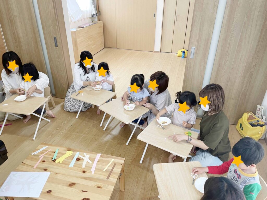 ハサミを使ったレッスンを受ける親子達