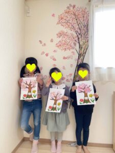 桜のマステ作品と写真に写る子ども達