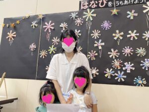 花火のマステアートの前で写真に写るお母さんと二人の子ども