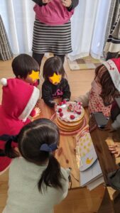 クリスマスリトミックを受ける子ども達