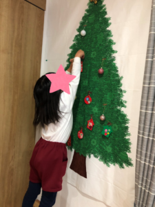 リトミックでクリスマスツリーに飾り付け