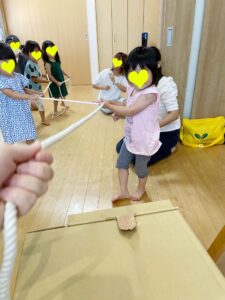 ロープを一生懸命引っ張る子ども達