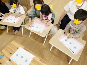 のりでクラフトをする親子達