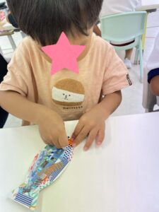 マスキングテープで魚を作る女の子②