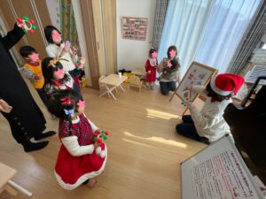 クリスマスリトミックを受ける子ども達