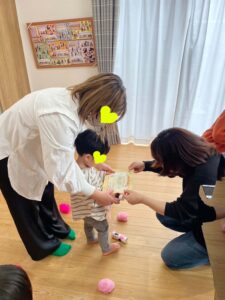 終了証をもらう男の子とお母さん