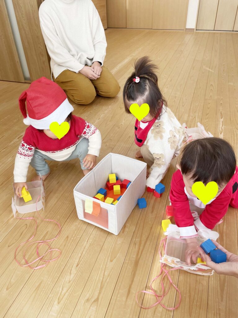 サンタの仮装をする3人の赤ちゃん