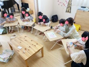 はさみでクラフトをする親子達